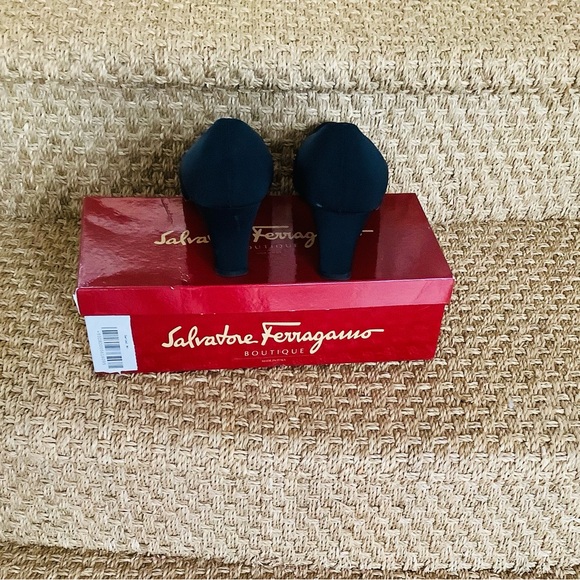 SALVATORE FERRAGAMO NISIDA BLACK SATIN EVENING PUMPS SZ 9.5 C - Picture 2 of 2